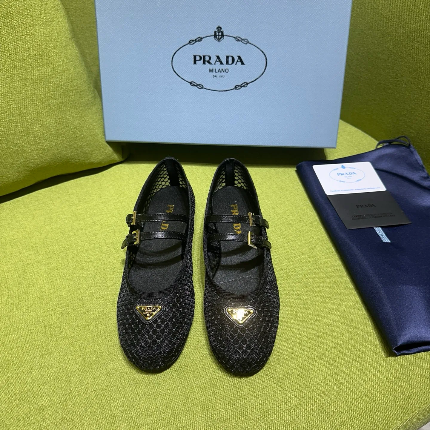 👟👟Ex-factory price 500👟👟 Prada 25ss new style for early spring🔥🔥✨ 🌟 Recommended by major bloggers in Xiaohongshu, developed 1-1 to highlight classic charm. Open molded outsole. Imported mixed breed sheep lining. These ballet flats have a feminine silhouette and classic details for a sophisticated and timeless style. The mesh fabric is reinterpreted with lace patterns, which is delicate and unique. The upper is embellished with a narrow band and an engraved logo metal buckle. Enamel-coated triangular metal logo. 5mm one-piece rubber sole, decorated with hot-stamped logo. Code number: 35 to 42 (40-42 customized, non-refundable)
